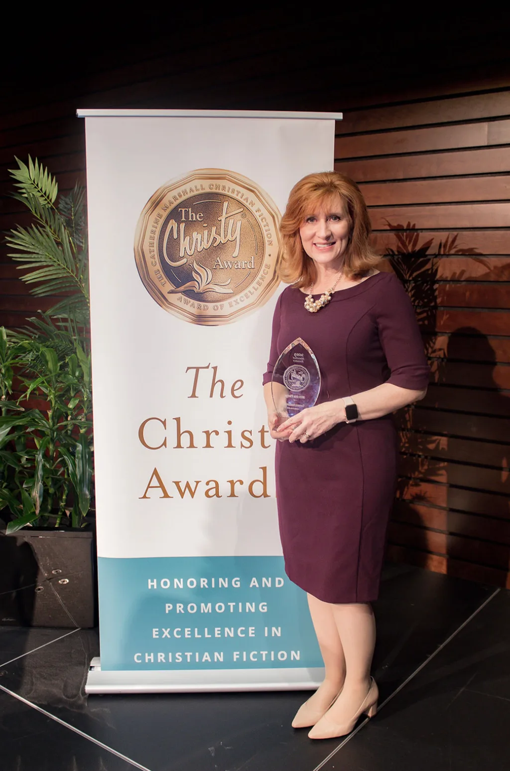Tamera Alexander holding The Christy Award for Historical Romance for With This Pledge, 2019