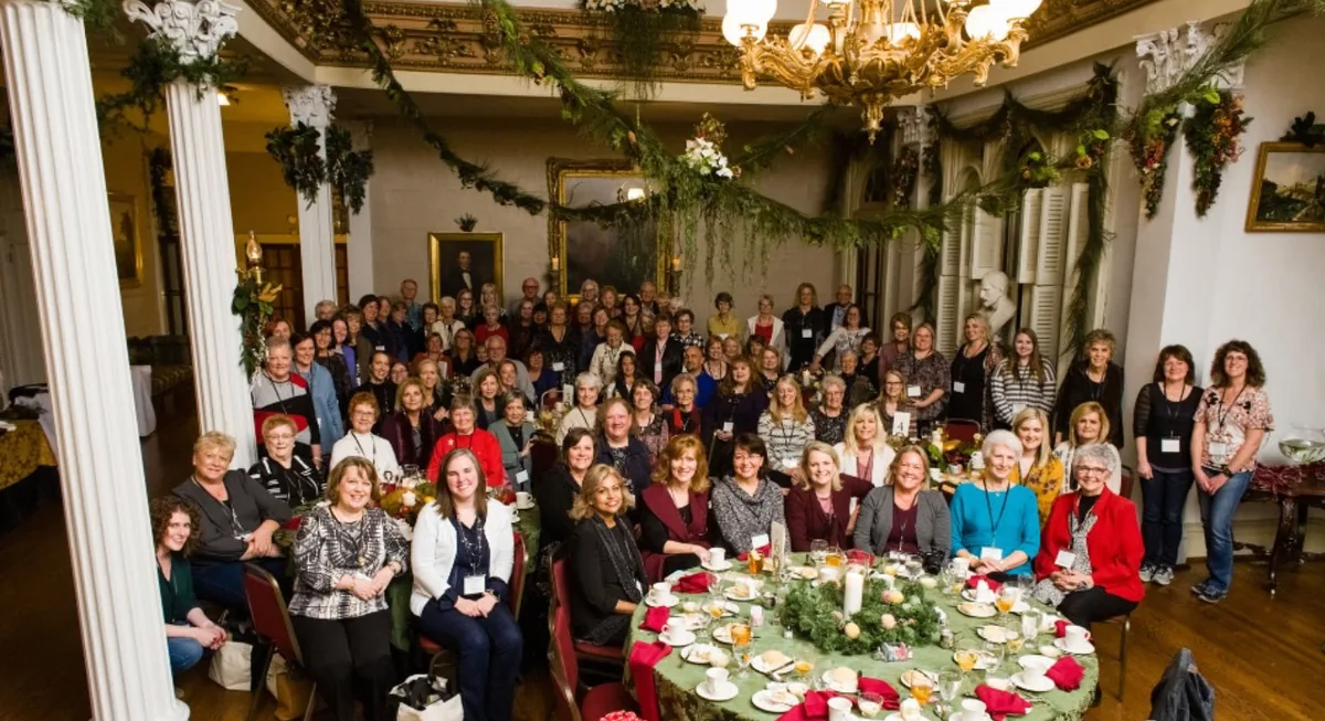A group portrait of Southern Mansion Reader Weekend attendees inside Belmont Mansion