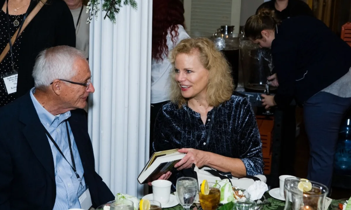 Tamera Alexander visiting with attendees over dinner at the Southern Mansion Reader Weekend