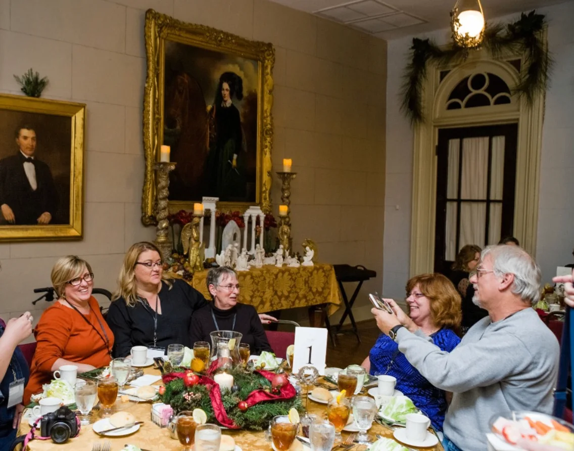Southern Mansion Reader Weekend attendees seated together for dinner