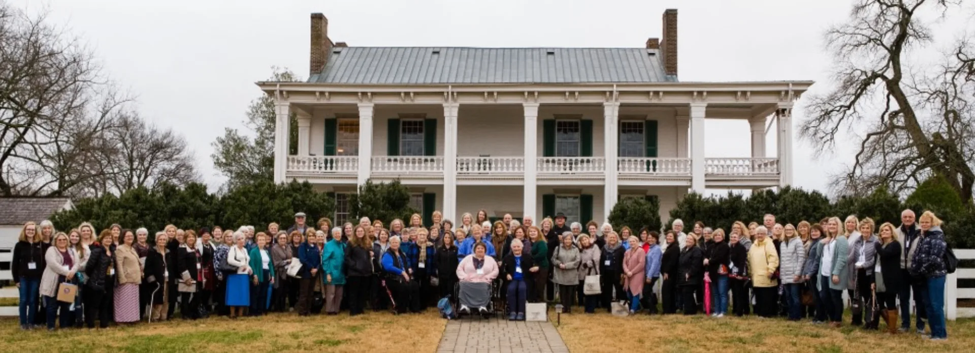Readers gathered in front of Carnton plantation during the 2018 Southern Mansion Reader Weekend