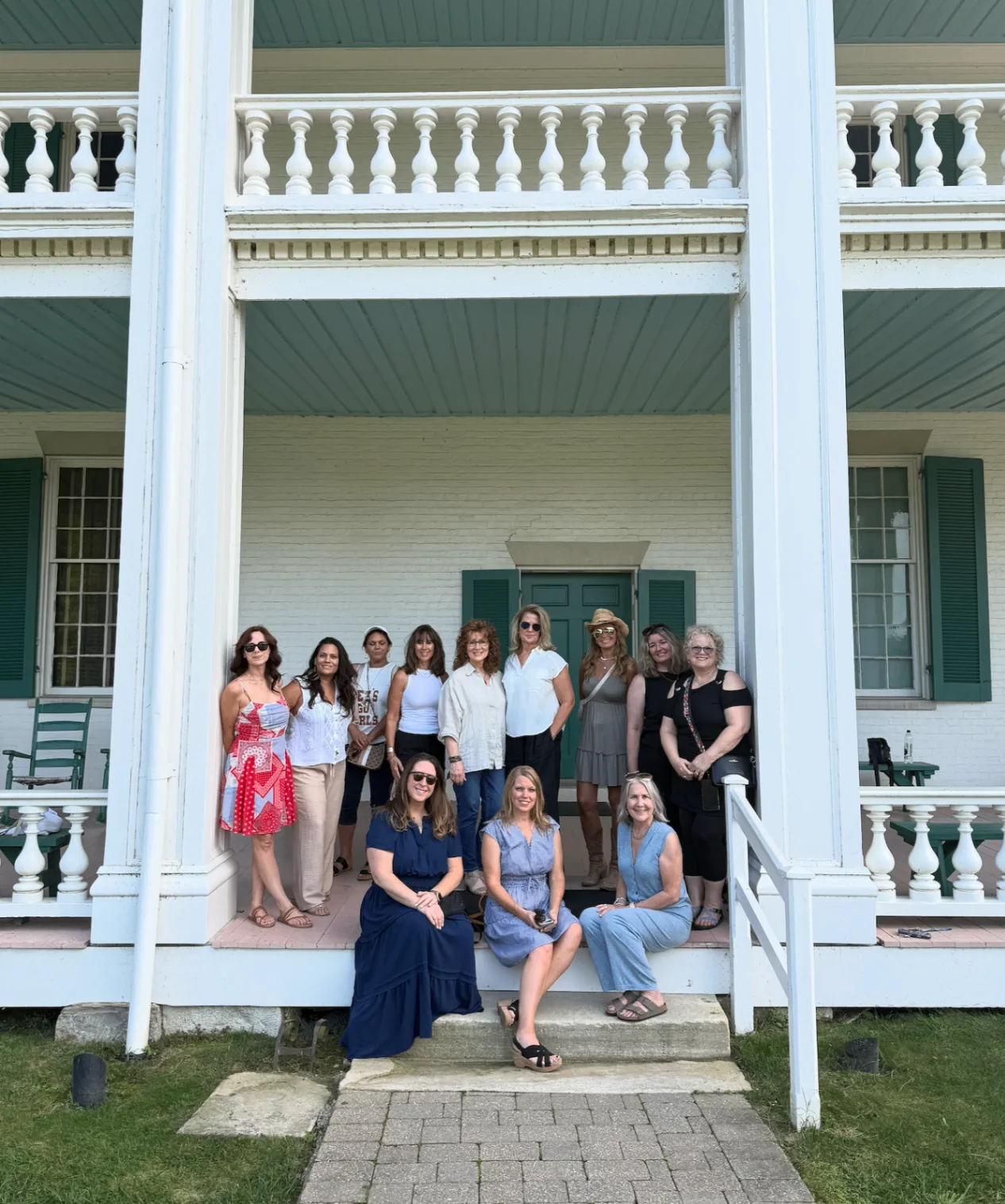 A group photo of visitors at Carnton.