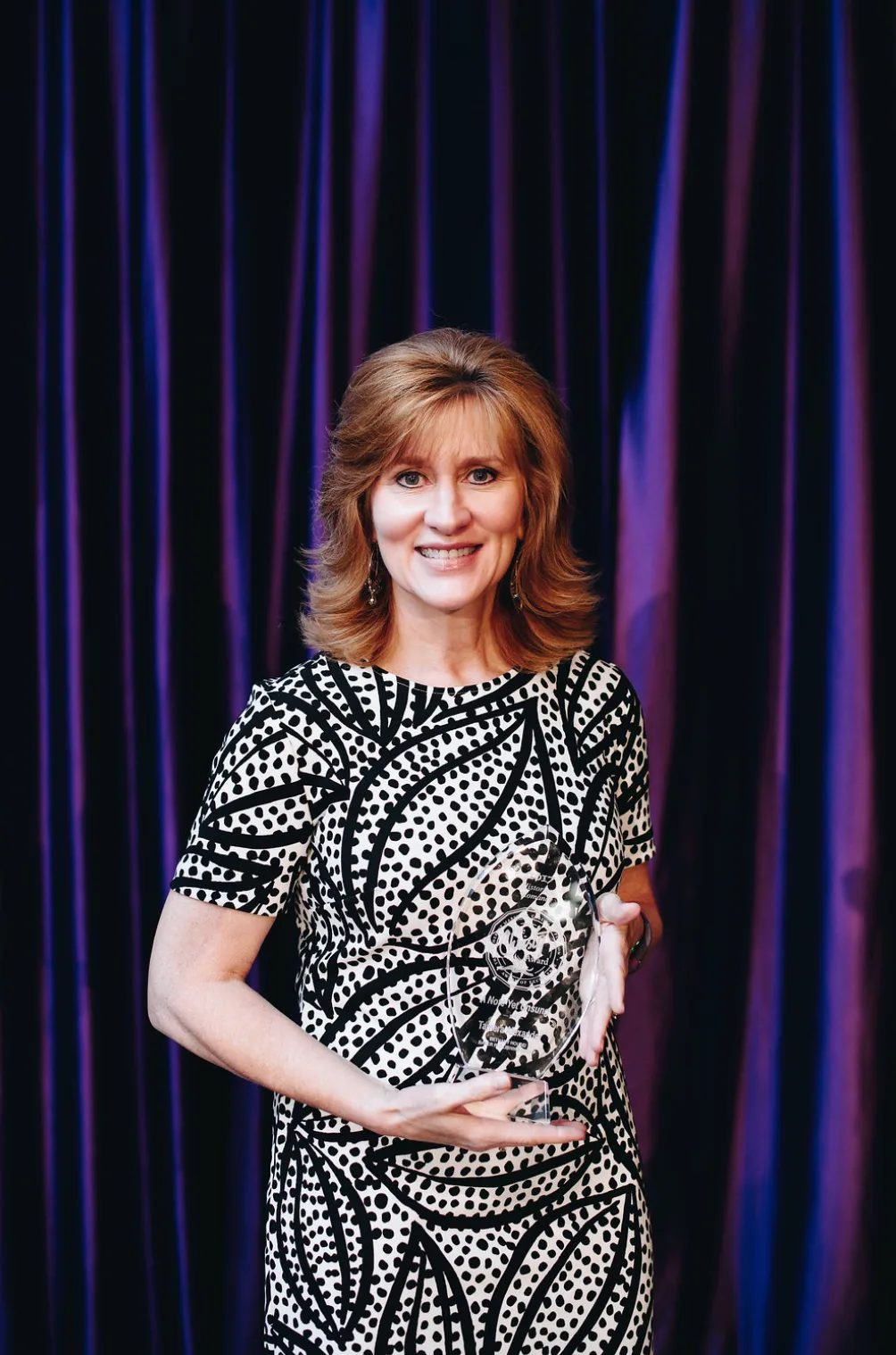 Tamera Alexander holding The Christy Award for Best Historical Romance for A Note Yet Unsung, 2017